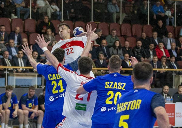 Turkiye v Romania - 2027 World Men s Handball Championship BOLU, TURKIYE - MARCH 19: Eyup Arda Yildiz (22) of Turkiye in action against Caba (21) of Romania during the second round of the 2027 Men s World Handball Championship European Qualifiers between Turkiye and Romania at Bolu Karacayir Indoor Sports Hall in Bolu, Turkiye on March 19, 2026. Zafer Goder Anadolu Bolu Turkey. Editorial use only. Please get in touch for any other usage.  Copyright: x2026xAnadoluxZaferxGoderx