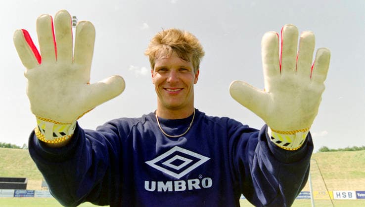 920608 Football, UEFA EURO, EM, Europameisterschaft,Fussball 1992 in Sweden, Group 1, England, preview, training in Malmo: Englands goalkeeper Chris Woods. Photo: BILDBYRAN M026_19 M026_19 scanx fotboll em em92 em 92 em 1992 em1992 england förhands preview training träning bbeng dia group 1 football soccer sverige sweden euro uefa euro 1992 euro1992 euro92 920608 european championships europamästerskap *** 920608 Football, Uefa EURO 1992 in Sweden, Group 1, England, preview, training in Malmo Englands goalkeeper Chris Woods Photo BILDBYRAN M026 19 M026 19 scanx fotboll em em92 em 92 em 1992 em1992 england förhands preview training träning bbeng dia group 1 football soccer sverige sweden euro uefa euro 1992 euro1992 euro92 920608 european championships europamästerskap  Copyright: BILDBYRAN BB920608BB062