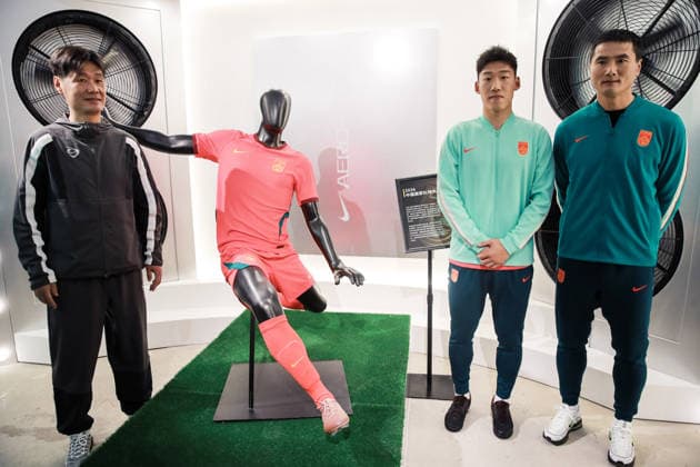 SHANGHAI, CHINA - MARCH 19: China men s national football team head coach Shao Jiayi, football player Zhu Chenjie and football coach Li Xiaopeng attend the launch event of the new home and away kits for the China National Football Team as the 2026 FIFA World Cup, WM, Weltmeisterschaft, Fussball approaches on March 19, 2026 in Shanghai, China.  Copyright: xVCGx 111629304690