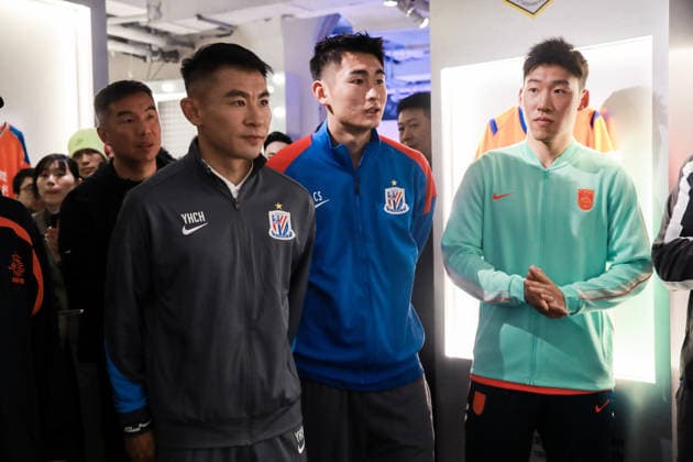 SHANGHAI, CHINA - MARCH 19: Football players Chen Jinyi, Zhu Chenjie, and football coach Yu Hanchao attend the launch event of the new home and away kits for the China National Football Team as the 2026 FIFA World Cup, WM, Weltmeisterschaft, Fussball approaches on March 19, 2026 in Shanghai, China.  Copyright: xVCGx 111629304712