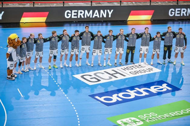 19.03.2026, Handball, Länderspiel Herren, Deutschland - Ägypten, Westfalenhalle Dortmund: Das deutsche Team steht bei der Nationalhymne Arm in Arm zusammen. Nordrhein-Westfalen Deutschland