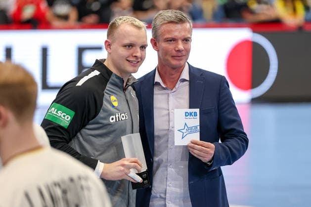 19.03.2026, Handball, Länderspiel Herren, Deutschland - Ägypten, Westfalenhalle Dortmund: Ehrung DKB Spieler der Handball EM Auszeichnung Justus Fischer (Germany 54) Nordrhein-Westfalen Deutschland