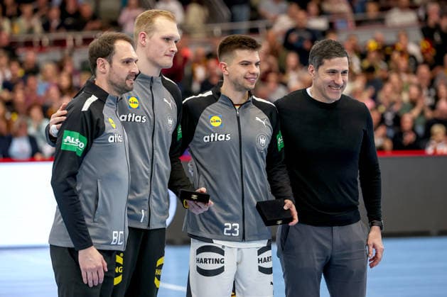 19.03.2026, Handball, Länderspiel Herren, Deutschland - Ägypten, Westfalenhalle Dortmund: Ehrung vor dem Spiel Justus Fischer (Germany 54) und Renars Uscins (Germany 23) werden ausgezeichnet Nordrhein-Westfalen Deutschland