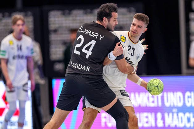 19.03.2026, Handball, Länderspiel Herren, Deutschland - Ägypten, Westfalenhalle Dortmund: Ibrahim Elmasry (Egypt 24) im Zweikampf gegen Renars Uscins (Germany 23) Nordrhein-Westfalen Deutschland