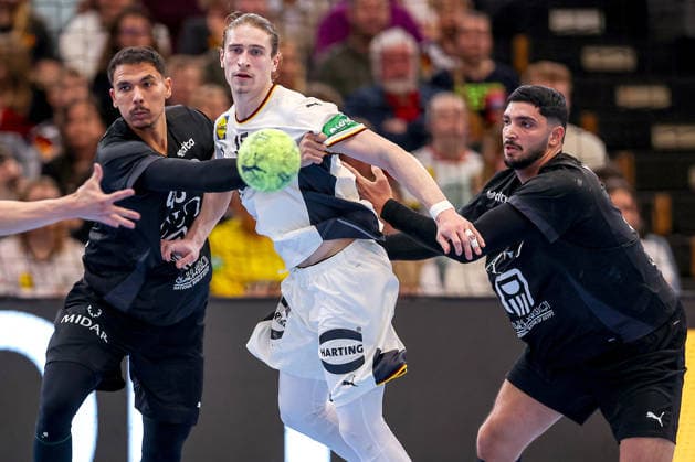 19.03.2026, Handball, Länderspiel Herren, Deutschland - Ägypten, Westfalenhalle Dortmund: Juri Knorr (Germany 15) muss um den Ball kämpfen im Zweikampf gegen Mohab Saied (Egypt 48) Mahmoud Abdelaziz (Egypt 35) Nordrhein-Westfalen Deutschland
