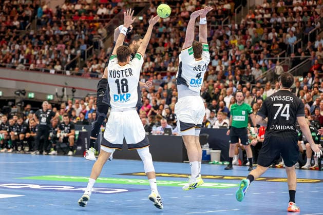 19.03.2026, Handball, Länderspiel Herren, Deutschland - Ägypten, Westfalenhalle Dortmund: Julian Köster (Germany 18) und Johannes Golla (Germany 04) verteidigen am Kreis Nordrhein-Westfalen Deutschland