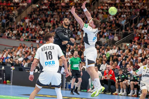 19.03.2026, Handball, Länderspiel Herren, Deutschland - Ägypten, Westfalenhalle Dortmund: Seif Elderea (Egypt 45) wirft den Ball auf das Tor vorbei an Julian Köster (Germany 18) Johannes Golla (Germany 04) Nordrhein-Westfalen Deutschland