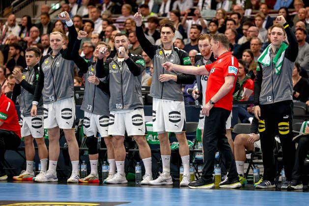 19.03.2026, Handball, Länderspiel Herren, Deutschland - Ägypten, Westfalenhalle Dortmund: Tim Freihöfer (Germany 02) Justus Fischer (Germany 54) Lukas Mertens (Germany 36) Jannik Kohlbacher (Germany 80) Miro Schluroff (Germany 05) Headcoach Alfred Gislason (Germany hc)gestikulierend neben Tom Kiesler (Germany 30) Lasse Ludwig (Germany 12) stehen jubelnd am Spielfeldrand Nordrhein-Westfalen Deutschland