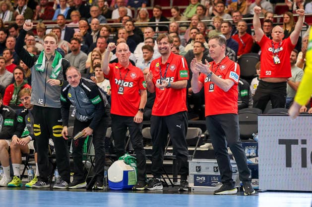 19.03.2026, Handball, Länderspiel Herren, Deutschland - Ägypten, Westfalenhalle Dortmund: Das Trainerteam um xghe steht klatschend und jubelnd am Spielfeldrand Nordrhein-Westfalen Deutschland