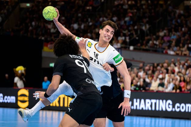 Dortmund: Handball Länderspiel - Deutschland - Ägypten v. li. im Zweikampf Ali Zein (Aegypten) und Julian Köster Koester (Deutschland) Dortmund Westfalenhalle Nordrhein-Westfalen Deutschland