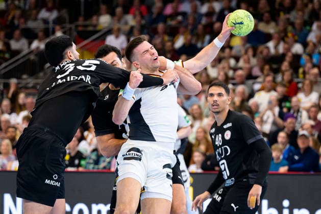 Dortmund: Handball Länderspiel - Deutschland - Ägypten v. li. im Zweikampf Mahmoud Abdelaziz (Aegypten) und Renars Uscins (Deutschland) Dortmund Westfalenhalle Nordrhein-Westfalen Deutschland