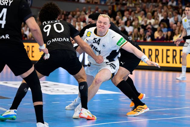 Dortmund: Handball Länderspiel - Deutschland - Ägypten v. li. im Zweikampf Ali Zein (Aegypten), Justus Fischer (Deutschland) Dortmund Westfalenhalle Nordrhein-Westfalen Deutschland