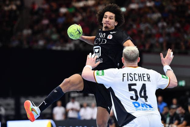Handball Länderspiel: Deutschland - Ägypten am 19.03.20226 in der Westfalenhalle in Dortmund Justus Fischer ( Deutschland ), vorne - Ali Zein ( Ägypten ), hinten Nordrhein-Westfalen Deutschland