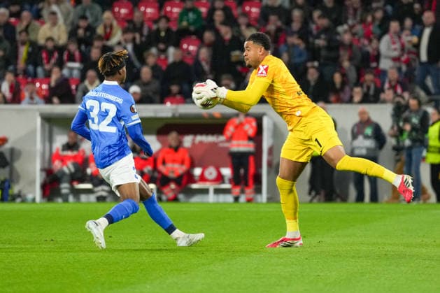 UEFA Europa League: SC Freiburg vs KRC Genk, 19.03.2026 Noah Atubolu (SC Freiburg, 1) der vor Noah Adedeji (KRC Genk, 32) an den Ball kommt UEFA Europa League: SC Freiburg vs KRC Genk, Europa-Park-Stadion, 19.03.2026 Copyright: xBEAUTIFULxSPORTS Boscox