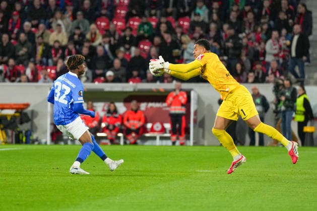 UEFA Europa League: SC Freiburg vs KRC Genk, 19.03.2026 Noah Atubolu (SC Freiburg, 1) der vor Noah Adedeji (KRC Genk, 32) an den Ball kommt UEFA Europa League: SC Freiburg vs KRC Genk, Europa-Park-Stadion, 19.03.2026 Copyright: xBEAUTIFULxSPORTS Boscox