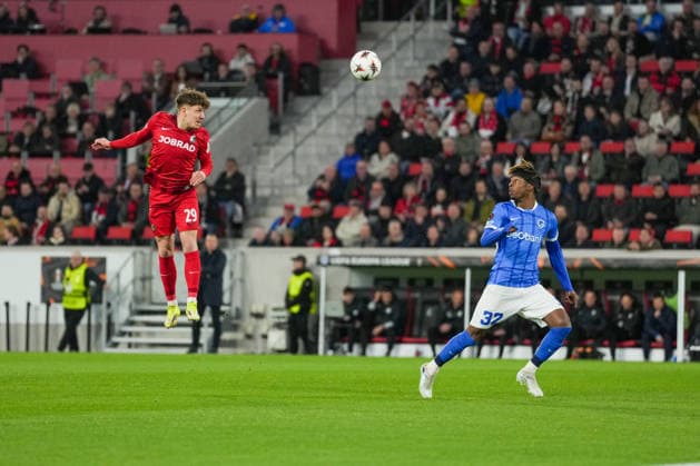 UEFA Europa League: SC Freiburg vs KRC Genk, 19.03.2026 Philipp Treu (SC Freiburg, 29) der den Kopfball Richtung Noah Atubolu (SC Freiburg, 1) setzt und nicht mit Noah Adedeji (KRC Genk, 32) rechnet UEFA Europa League: SC Freiburg vs KRC Genk, Europa-Park-Stadion, 19.03.2026 Copyright: xBEAUTIFULxSPORTS Boscox