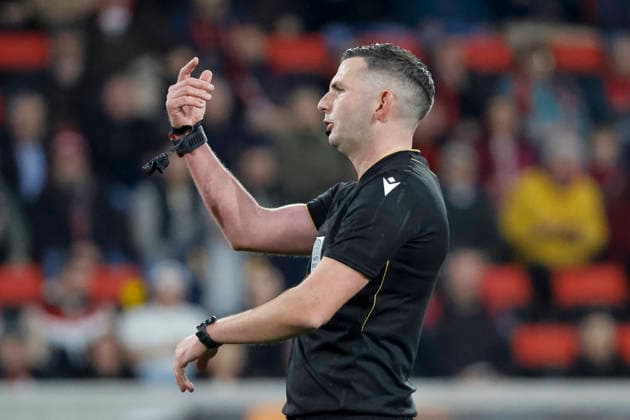 Schiedsrichter Michael Oliver (ENG) , Deutschland, Fussball, UEFA Europa League, Achtelfinale, 2025 2026, SC Freiburg vs. KRC Genk, 19.03.2026, Freiburg im Breisgau Europa-Park Stadion Deutschland Copyright: xGrantxHubbsx