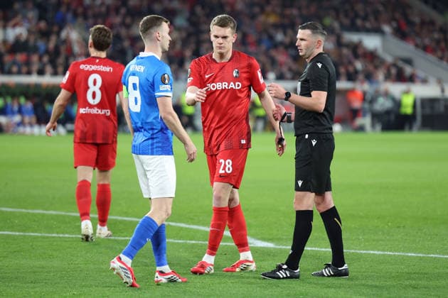 19.03.2026, xrekx, Fussball UEFA Europa League, SC Freiburg - KRC Genk v.l. Bryan Heynen (KRC Genk) Matthias Ginter (SC Freiburg) Schiedsrichter Referee Michael Oilver (DFL DFB REGULATIONS PROHIBIT ANY USE OF PHOTOGRAPHS as IMAGE SEQUENCES and or QUASI-VIDEO) Freiburg