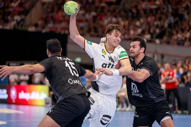 19.03.2026, Handball, Länderspiel Herren, Deutschland - Ägypten, Westfalenhalle Dortmund: Julian Köster (Germany 18) im Zweikampf gegen Ahmed Hesham (Egypt 15) Ibrahim Elmasry (Egypt 24) Nordrhein-Westfalen Deutschland