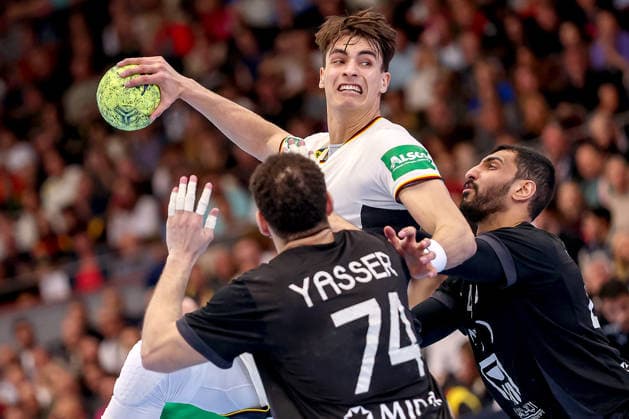 19.03.2026, Handball, Länderspiel Herren, Deutschland - Ägypten, Westfalenhalle Dortmund: Julian Köster (Germany 18) wirft den Ball auf das Tor gegen Yasser Seif (Egypt 74) Nordrhein-Westfalen Deutschland