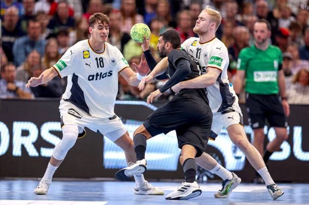 19.03.2026, Handball, Länderspiel Herren, Deutschland - Ägypten, Westfalenhalle Dortmund: Julian Köster (Germany 18) Matthes Langhoff (Germany 13) verteidigen am Kreis Nordrhein-Westfalen Deutschland