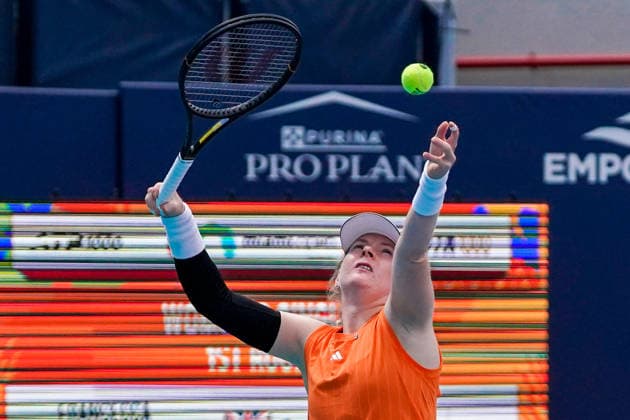 March 19, 2026, Miami Gardens, Florida, USA: Francesca Jones (GBR) serves to Venus Williams (not pictured) during the first round of the 2026 Miami Open presented by Itau at Hard Rock Stadium. TENNIS 2026: Miami Open - Round 1.  - ZUMAw109 20260319_fap_w109_005 Copyright: xDebbyxWongx