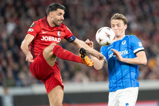 Vincenzo Grifo 32 (SC Freiburg) klärt vor Matte Smets 6 (KRC Genk), SC Freiburg vs. KRC Genk, Fussball, Europa League 2025 2026, Achtelfinale, 19.03.2026 Freiburg Baden-Wuerttemberg Deutschland