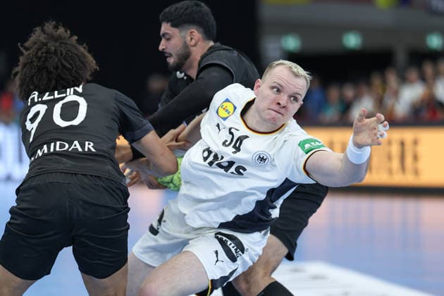 Deutschland - Ägypten, Handball-Testspiel Justus Fischer (Deutschland, 54) wird von Ali Zein (Ägypten, 90) gefoult. Handball-Länderspiel der Männer zwischen Deutschland und Ägypten in der Westfalenhalle in Dortmund am 19. März 2026, Dortmund Nordrhein-Westfalen Deutschland Westfalenhalle