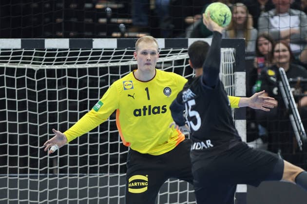 Deutschland - Ägypten, Handball-Testspiel Torwart David Späth Deutschland, 1) erwartet einen Siebenmeter von Seif Elderea (Ägypten, 45). Handball-Länderspiel der Männer zwischen Deutschland und Ägypten in der Westfalenhalle in Dortmund am 19. März 2026, Dortmund Nordrhein-Westfalen Deutschland Westfalenhalle