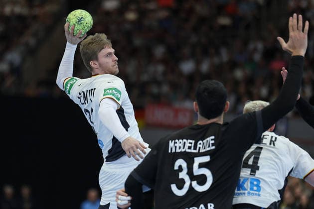 Deutschland - Ägypten, Handball-Testspiel Franz Semper (Deutschland, 32) wirft, im Vordergrund Mahmoud Abdelaziz (Ägypten, 35). Handball-Länderspiel der Männer zwischen Deutschland und Ägypten in der Westfalenhalle in Dortmund am 19. März 2026, Dortmund Nordrhein-Westfalen Deutschland Westfalenhalle