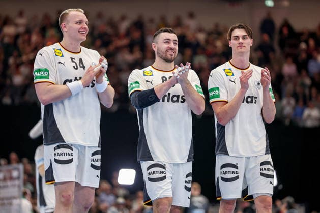 19.03.2026, Handball, Länderspiel Herren, Deutschland - Ägypten, Westfalenhalle Dortmund: Abschlussjubel nach dem 41:38 Sieg. Justus Fischer (Germany 54) Jannik Kohlbacher (Germany 80) Miro Schluroff (Germany 05) Nordrhein-Westfalen Deutschland