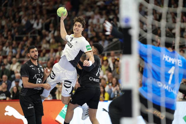 Deutschland - Ägypten, Handball-Testspiel Julian Köster (Deutschland, 18) wirft gegen Yehia Khaled (Ägypten, 5) und Mohamed Emad (Ägypten, 19) auf das Tor von Torwart Abdelraham Homaied (Ägypten, 1). Handball-Länderspiel der Männer zwischen Deutschland und Ägypten in der Westfalenhalle in Dortmund am 19. März 2026, Dortmund Nordrhein-Westfalen Deutschland Westfalenhalle