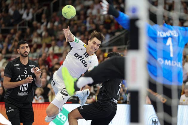 Deutschland - Ägypten, Handball-Testspiel Julian Köster (Deutschland, 18) wirft gegen Yehia Khaled (Ägypten, 5) und Mohamed Emad (Ägypten, 19) auf das Tor von Torwart Abdelraham Homaied (Ägypten, 1). Handball-Länderspiel der Männer zwischen Deutschland und Ägypten in der Westfalenhalle in Dortmund am 19. März 2026, Dortmund Nordrhein-Westfalen Deutschland Westfalenhalle