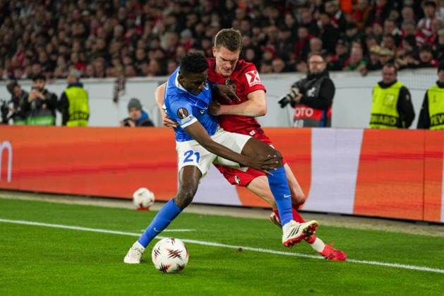 UEFA Europa League: SC Freiburg vs KRC Genk, 19.03.2026 Zweikampf zwischen Ibrahima Bangoura (KRC Genk, 21) und Matthias Ginter (SC Freiburg, 28) UEFA Europa League: SC Freiburg vs KRC Genk, Europa-Park-Stadion, 19.03.2026 Copyright: xBEAUTIFULxSPORTS Boscox