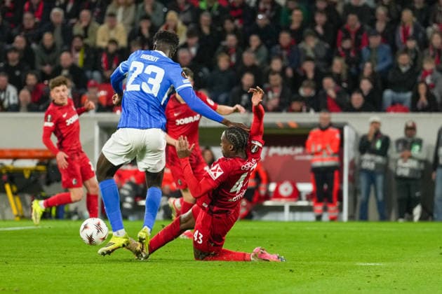 UEFA Europa League: SC Freiburg vs KRC Genk, 19.03.2026 Zweikampf zwischen Aaron Bibout (KRC Genk, 23) und Bruno Ogbus (SC Freiburg, 43) UEFA Europa League: SC Freiburg vs KRC Genk, Europa-Park-Stadion, 19.03.2026 Copyright: xBEAUTIFULxSPORTS Boscox