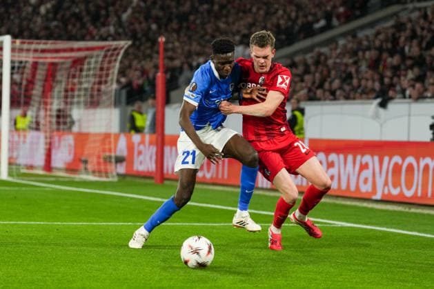 UEFA Europa League: SC Freiburg vs KRC Genk, 19.03.2026 Zweikampf zwischen Ibrahima Bangoura (KRC Genk, 21) und Matthias Ginter (SC Freiburg, 28) UEFA Europa League: SC Freiburg vs KRC Genk, Europa-Park-Stadion, 19.03.2026 Copyright: xBEAUTIFULxSPORTS Boscox