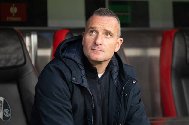 Head Coach Nicky Hayen (KRC Genk) auf der Bank, schaut nach oben, SC Freiburg vs. KRC Genk, Fussball, Europa League 2025 2026, Achtelfinale, 19.03.2026 Freiburg Baden-Wuerttemberg Deutschland