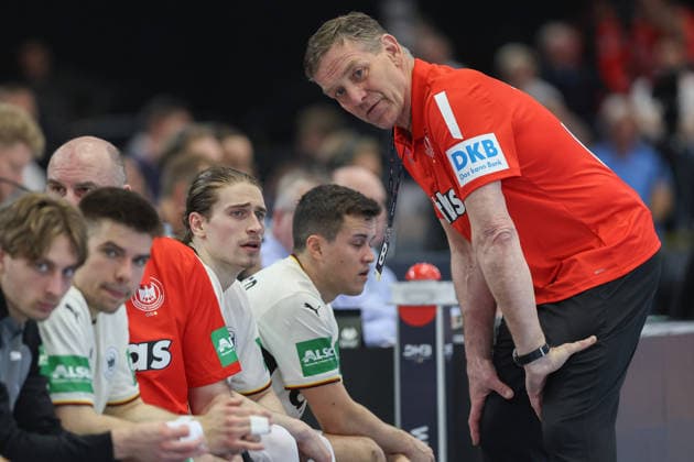 Deutschland - Ägypten, Handball-Testspiel Trainer Alfred Gislason (Deutschland) und Juri Knorr (Deutschland, 15). Handball-Länderspiel der Männer zwischen Deutschland und Ägypten in der Westfalenhalle in Dortmund am 19. März 2026, Dortmund Nordrhein-Westfalen Deutschland Westfalenhalle
