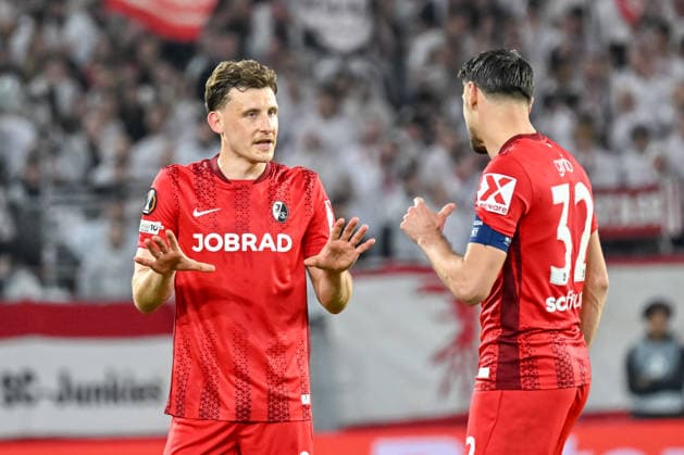 Maximilian Eggestein (SC Freiburg, 08), Vincenzo Grifo (SC Freiburg, 32) im Gespraech GER, SC Freiburg - KRC Genk, Fussball, Europa League, Achtelfinale, Saison 2025 2026, 19.03.2026 GER, SC Freiburg - KRC Genk, Fussball, Europa League, Achtelfinale, Saison 2025 2026, 19.03.2026 Freiburg Copyright: xEibner-Pressefoto ThomasxHessx EP_THS