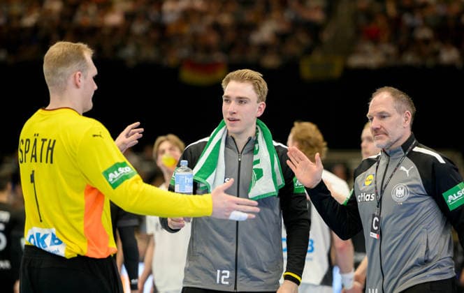(l-r) Torwart David Spaeth (Späth) (GER), Torwart Lasse Ludwig (GER), Torwarttrainer Mattias ANDERSSON (GER) klatschen ab. Handball Laenderspiel Maenner Deutschland (GER) - Aegypten (EGY), am 19.03.2026 in Dortmund Deutschland. Â