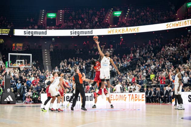 Basketball, Euroleague, 20260319, FC Bayern München - Dubai Basketball. Im Bild v.l. Wenyen GABRIEL (Bayern, 32), Mfiondu KABENGELE (Dubai, 17). München SAP Garden Bayern Deutschland Copyright: Passion2Press.dex xMarkusxFischex