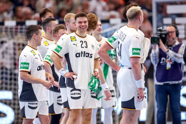 19.03.2026, Handball, Länderspiel Herren, Deutschland - Ägypten, Westfalenhalle Dortmund: Abschlussjubel nach dem 41:38 Sieg. Renars Uscins (Germany 23) jubelnd lachend Freude neben Justus Fischer (Germany 54) Nordrhein-Westfalen Deutschland