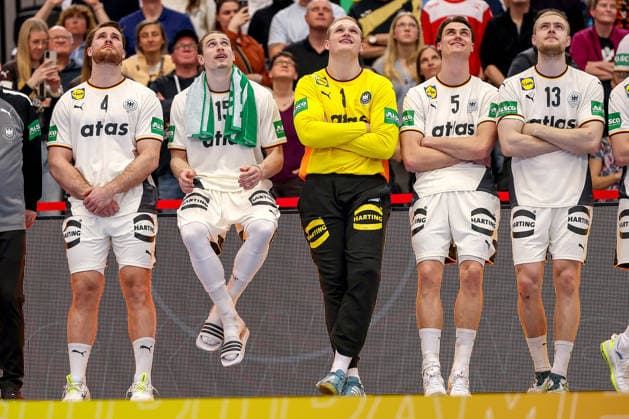 19.03.2026, Handball, Länderspiel Herren, Deutschland - Ägypten, Westfalenhalle Dortmund: Eindrücke rund um die Ehrung der Vize Europameister 2026 nach dem Spiel. Die Spieler werden für den zweiten Platz bei der Europameisterschaft geehrt. Die Mannschaft schaut gebannt auf die Anzeigetafel auf der ein Film gezeigt wird. L-R Johannes Golla (Germany 04) Juri Knorr (Germany 15) David Späth (Germany 01) Miro Schluroff (Germany 05) Matthes Langhoff (Germany 13) Nordrhein-Westfalen Deutschland