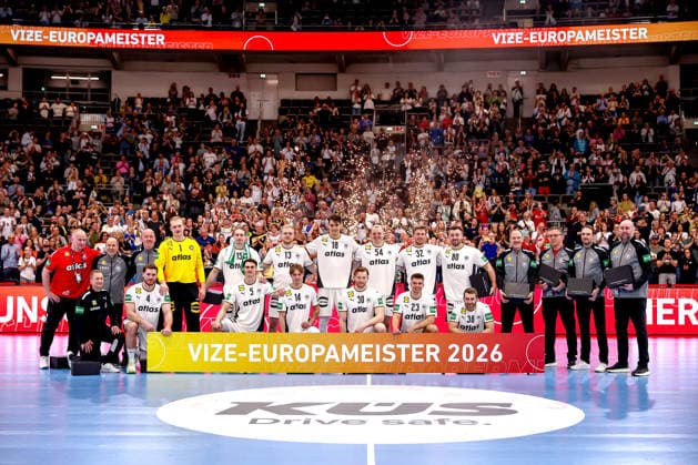 19.03.2026, Handball, Länderspiel Herren, Deutschland - Ägypten, Westfalenhalle Dortmund: Eindrücke rund um die Ehrung der Vize Europameister 2026 nach dem Spiel. Die Spieler werden für den zweiten Platz bei der Europameisterschaft geehrt. Mannschaftsfoto Mannschaftsbild Siegerehrung Gruppenbild Hinten Spieler: David Späth (Germany 01) Juri Knorr (Germany 15) Matthes Langhoff (Germany 13) Julian Köster (Germany 18) Justus Fischer (Germany 54) Franz Semper (Germany 32) Jannik Kohlbacher (Germany 80) Vorne Spieler: Johannes Golla (Germany 04) Miro Schluroff (Germany 05) Mathis Häseler (Germany 14) Tom Kiesler (Germany 30) Renars Uscins (Germany 23) Lukas Mertens (Germany 36) neben Headcoach Alfred Gislason (Germany hc) und seinem Trainerteam Staff Nordrhein-Westfalen Deutschland
