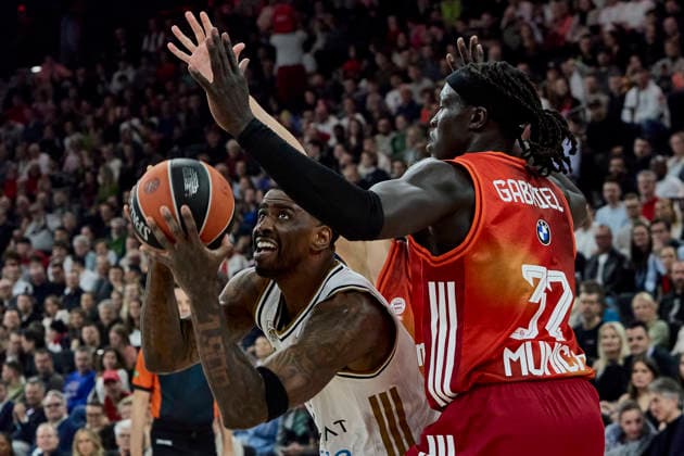 Turkish Airlines EuroLeague Basketball, FC Bayern Munich Basketball vs Dubai Basketball, München FC Bayern Basketball, Munich FC Bayern Basketball, Dubai Basketball, 2026-03-19 in München (SAP Garden) BACON Dwayne (Dubai Basketball Forward (F) Nr3-DUB3), GABRIEL Wenyen (FC Bayern Munich Center (C) Nr32-BAY32) sportworld München SAP Garden Bayern Deutschland