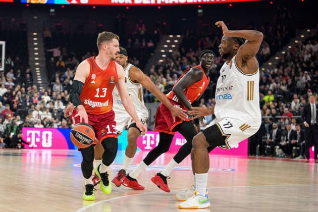 Basketball, Euroleague, 20260319, FC Bayern München - Dubai Basketball. Im Bild v.l. Andreas OBST (Bayern, 13), Mfiondu KABENGELE (Dubai, 17). München SAP Garden Bayern Deutschland Copyright: Passion2Press.dex xMarkusxFischex