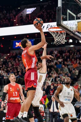 Basketball, Euroleague, 20260319, FC Bayern München - Dubai Basketball. Im Bild v.l. Nate MASON (Dubai, 1), Aleksa AVRAMOVIC (Dubai, 4). München SAP Garden Bayern Deutschland Copyright: Passion2Press.dex xMarkusxFischex