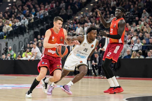 Basketball, Euroleague, 20260319, FC Bayern München - Dubai Basketball. Im Bild v.l. Neno DIMITRIJEVIC (Bayern, 0), Mckinley WRIGHT IV (Dubai, 25). München SAP Garden Bayern Deutschland Copyright: Passion2Press.dex xMarkusxFischex