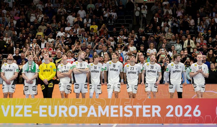 Ehrung Team GER Vize Europameister 2026, Die Mannschaft sieht sich einen Film an. Handball Laenderspiel Maenner Deutschland (GER) - Aegypten (EGY), am 19.03.2026 in Dortmund Deutschland. Â
