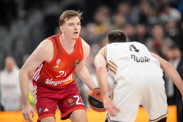 Basketball, Euroleague, 20260319, FC Bayern München - Dubai Basketball. Im Bild v.l. Justus HOLLATZ (Bayern, 21), Aleksa AVRAMOVIC (Dubai, 4). München SAP Garden Bayern Deutschland Copyright: Passion2Press.dex xMarkusxFischex